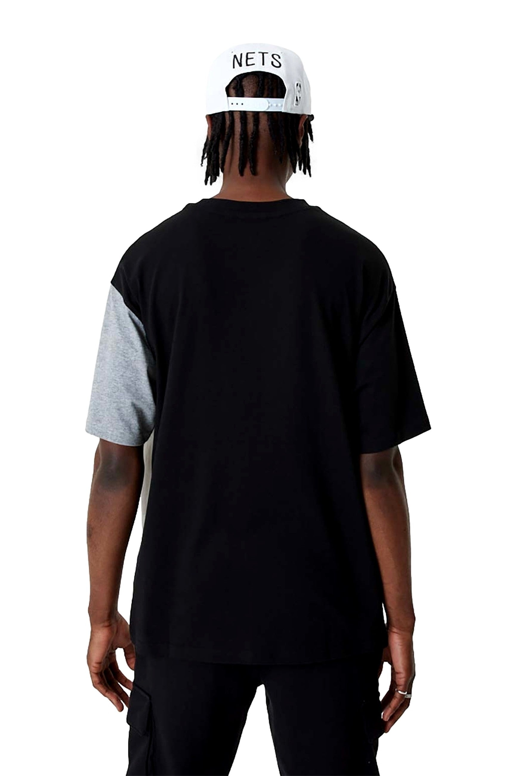 CAMISETA NEW ERA NEGRA NETS CUT AND SEW OS TEE