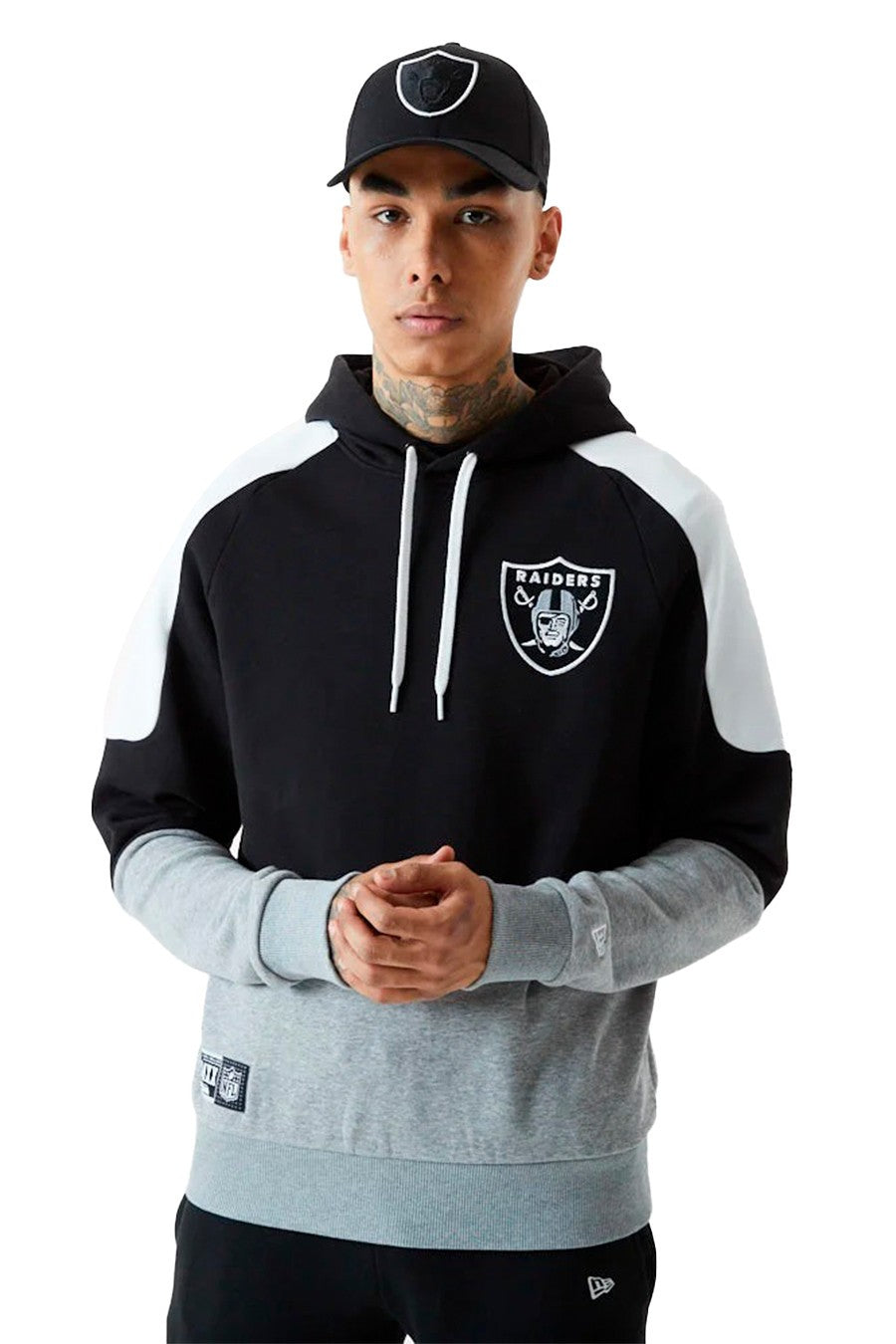 CAMISETA NEW ERA NEGRA RAIDERS CONTRAST PANEL HODDIE LASRAI