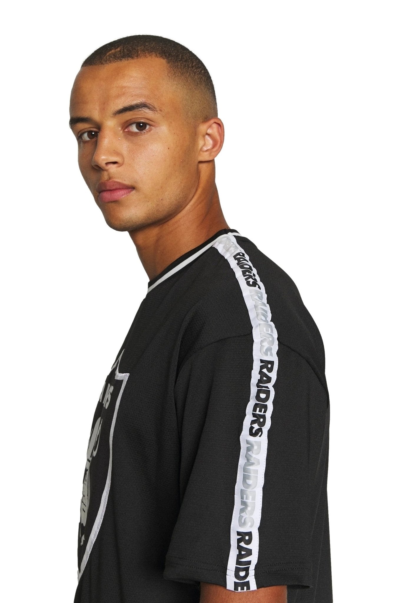 CAMISETA NEW ERA NEGRA RAIDERS NFL TAPING OVERSIZED TEE LASRAI - AREA ZERO