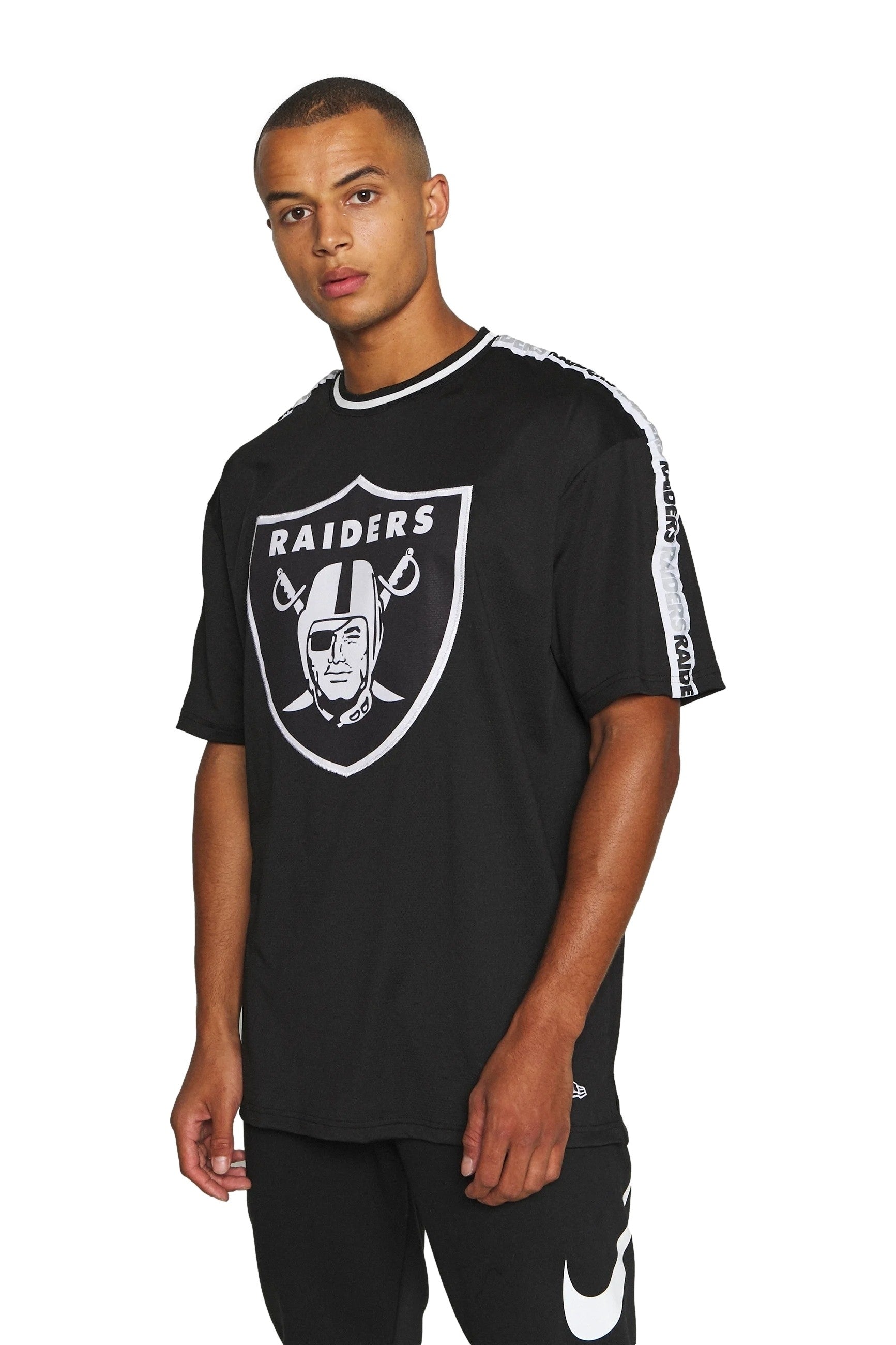 CAMISETA NEW ERA NEGRA RAIDERS NFL TAPING OVERSIZED TEE LASRAI