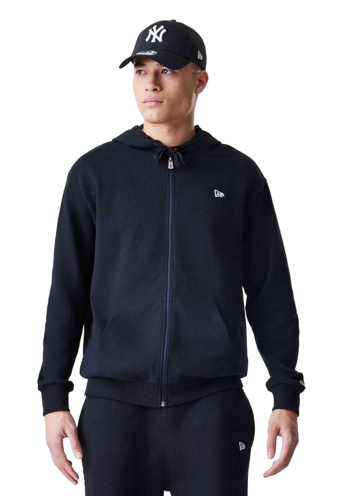 CHAQUETA NEW ERA NEGRA ESSENTIALS FULL ZIP HOODIE