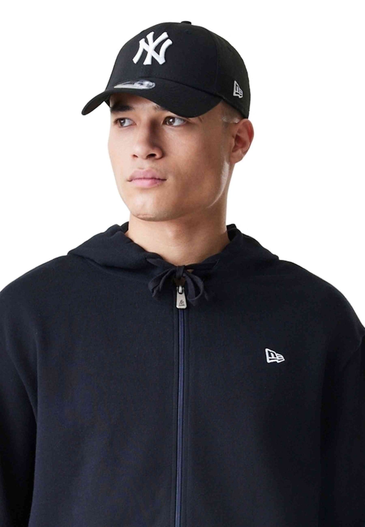 CHAQUETA NEW ERA NEGRA ESSENTIALS FULL ZIP HOODIE