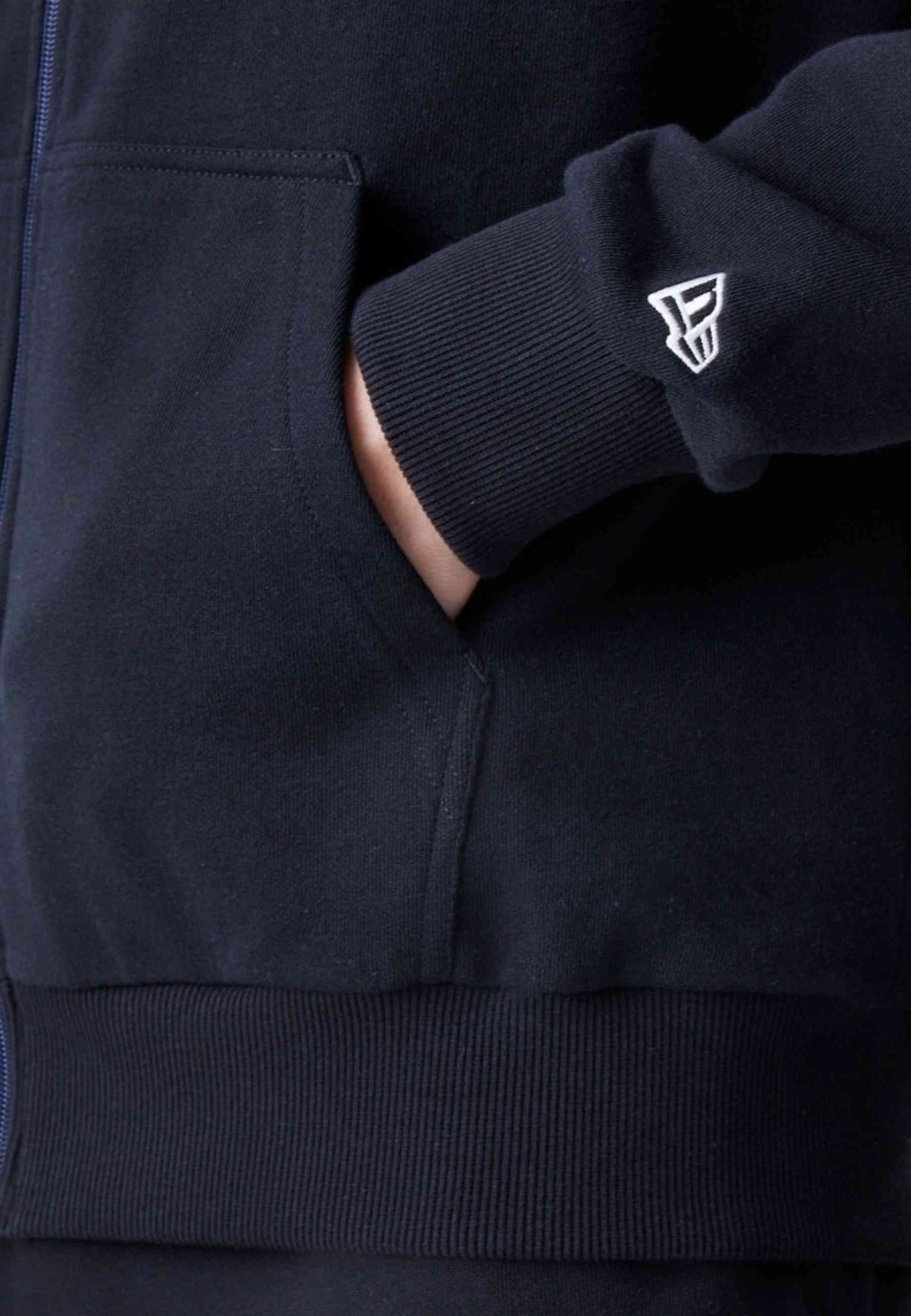 CHAQUETA NEW ERA NEGRA ESSENTIALS FULL ZIP HOODIE
