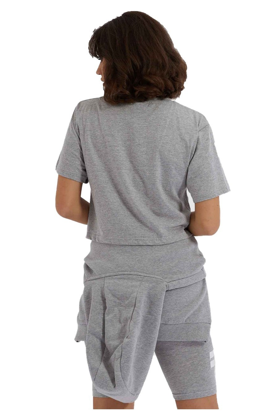 CROP TOP ELLESSE GRIS LETRAS COLORES ESTAMPADAS PECHO MANGA CORTA - AREA ZERO