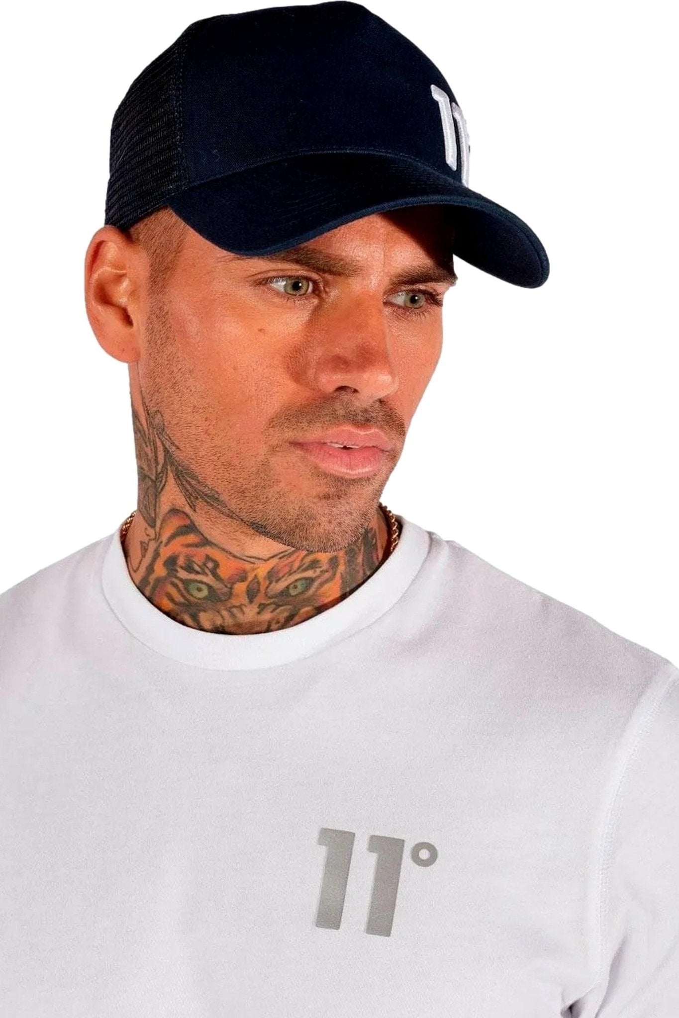 GORRA 11 DEGREES NEGRA TRUCKER LOGO BORDADO FRENTE VISERA CURVA - AREA ZERO