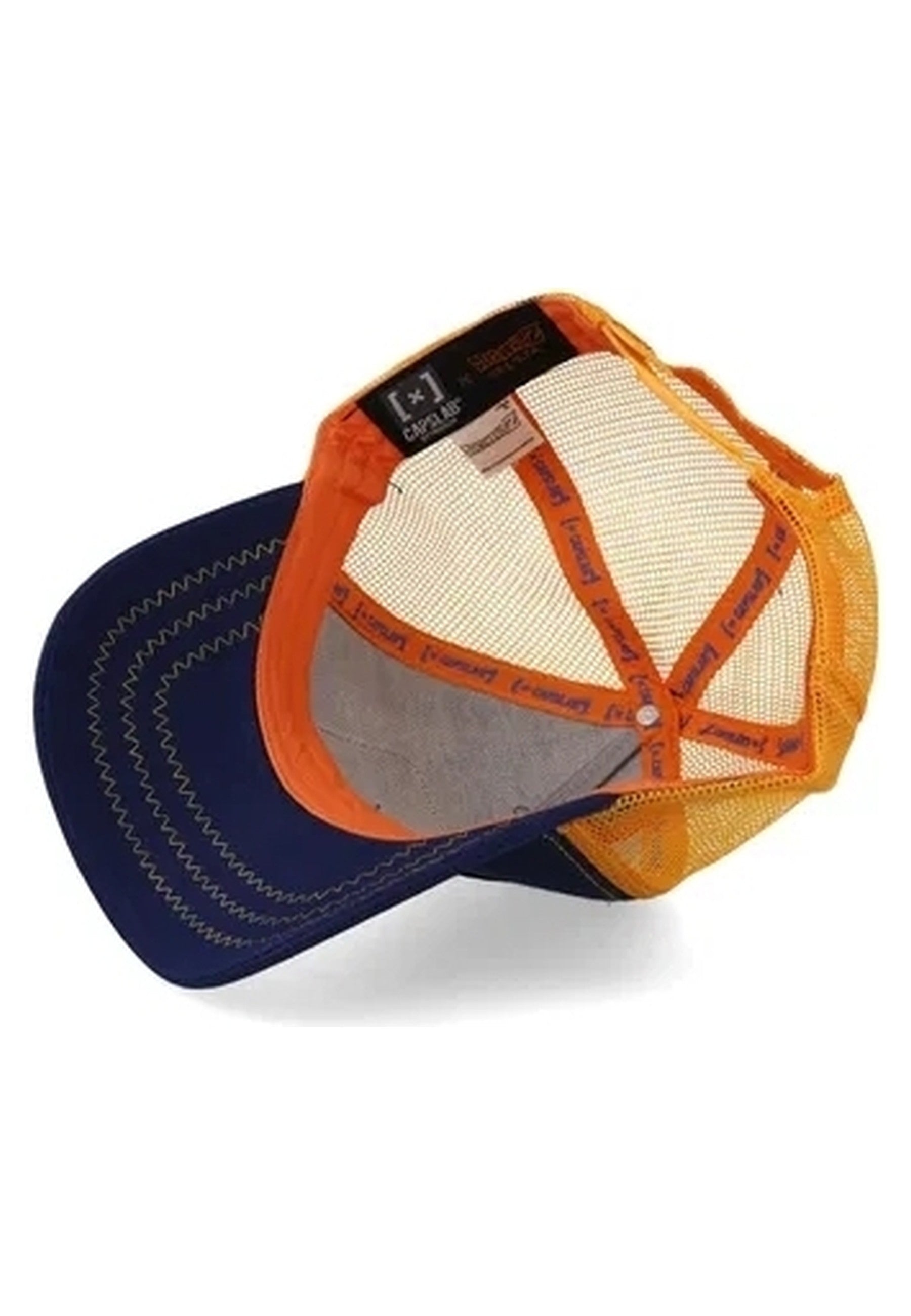 GORRA COLLAB NEGRA TRUCKER LOGO BORDADO GOKU FRENTE VISERA CURVA