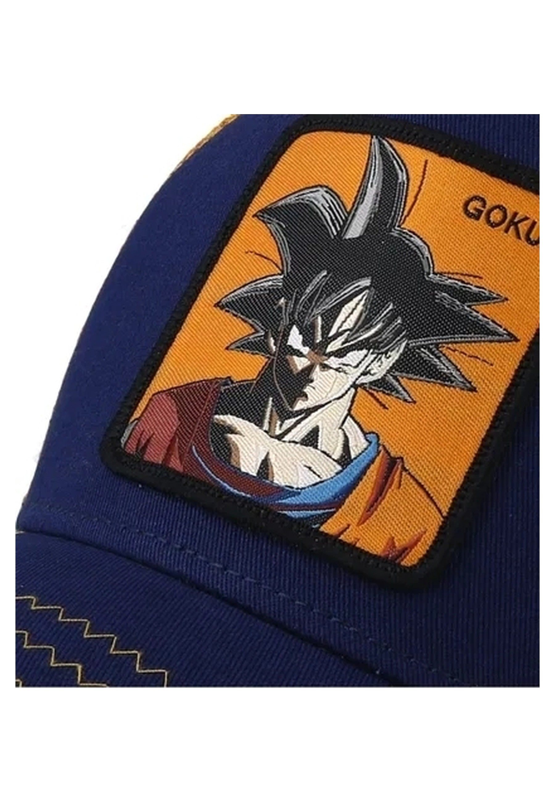 GORRA COLLAB NEGRA TRUCKER LOGO BORDADO GOKU FRENTE VISERA CURVA