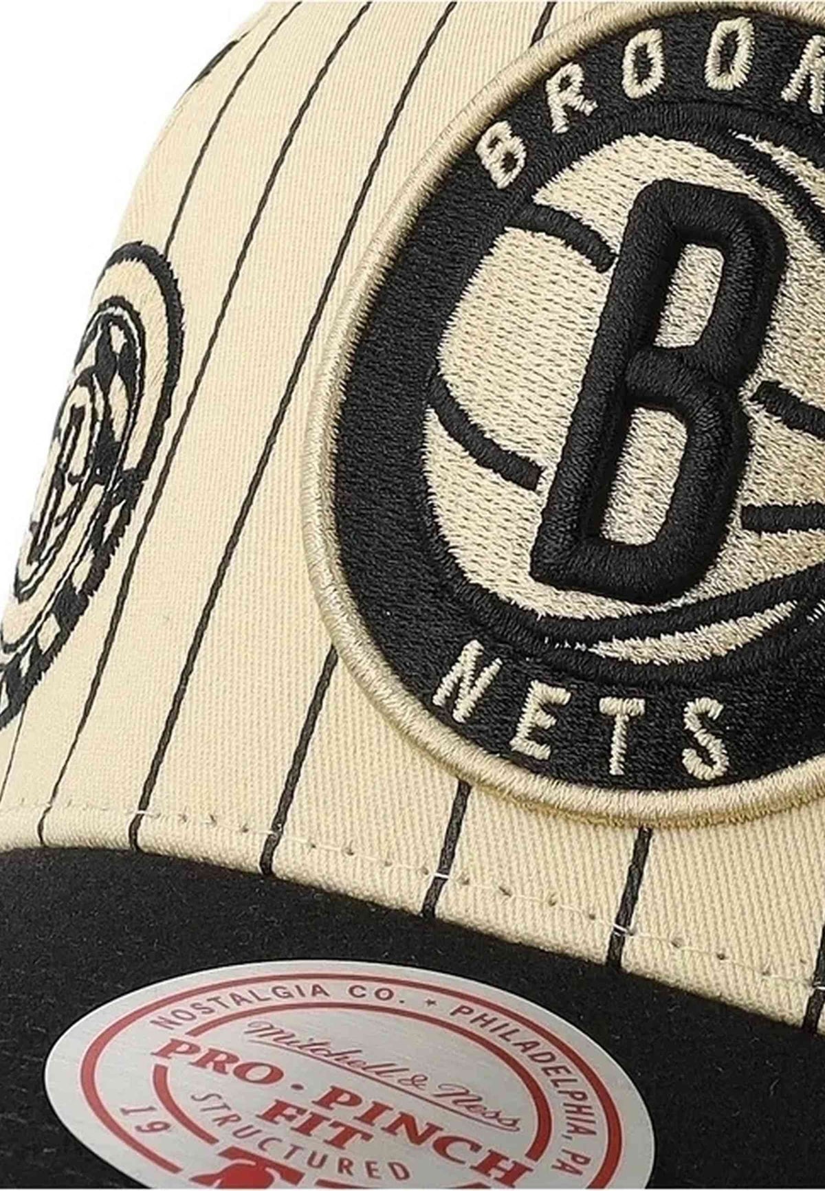 GORRA MITCHELL & NESS CRUDA BROOKLIN NETS RETRO ROOTS STRIPE PRO SNAPBACK