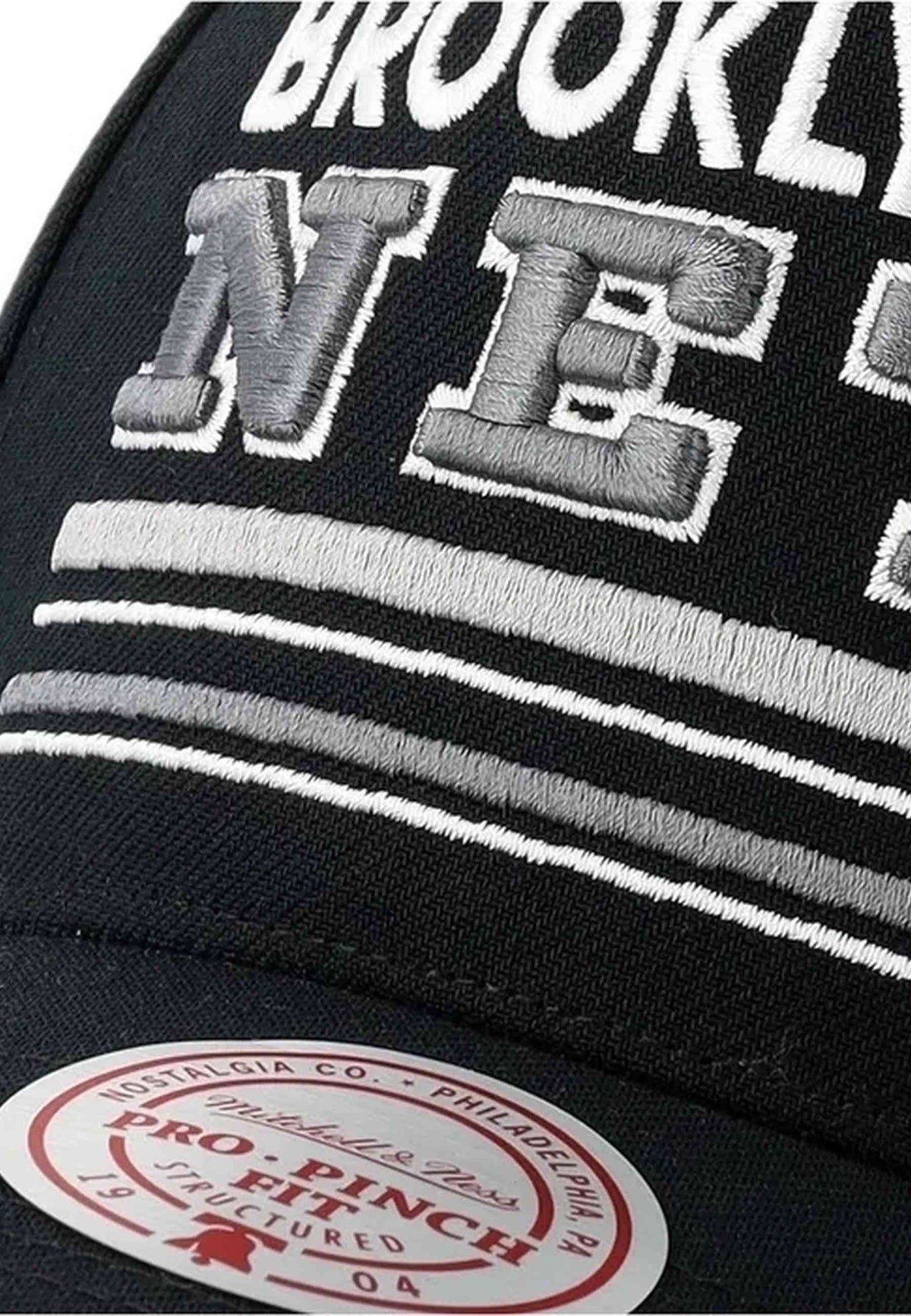 GORRA MITCHELL & NESS NEGRA BROOKLIN NETS TRIPLE CHECK PRO SNAPBACK