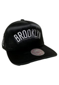 GORRA MITCHELL & NESS BROOKLYN NETS NBA SATIN TRUCKER FLAT NEGRA