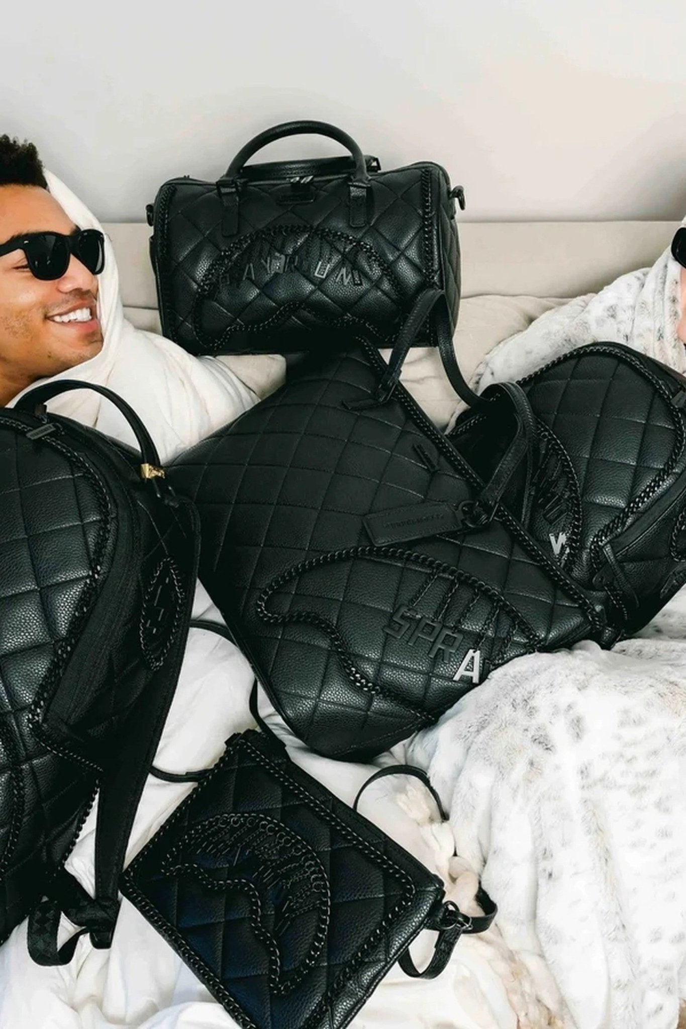 MOCHILA PEQUEÑA SPRAYGROUND NEGRA QUILT WITH 1 LINE STITCH BACKPACK - AREA ZERO