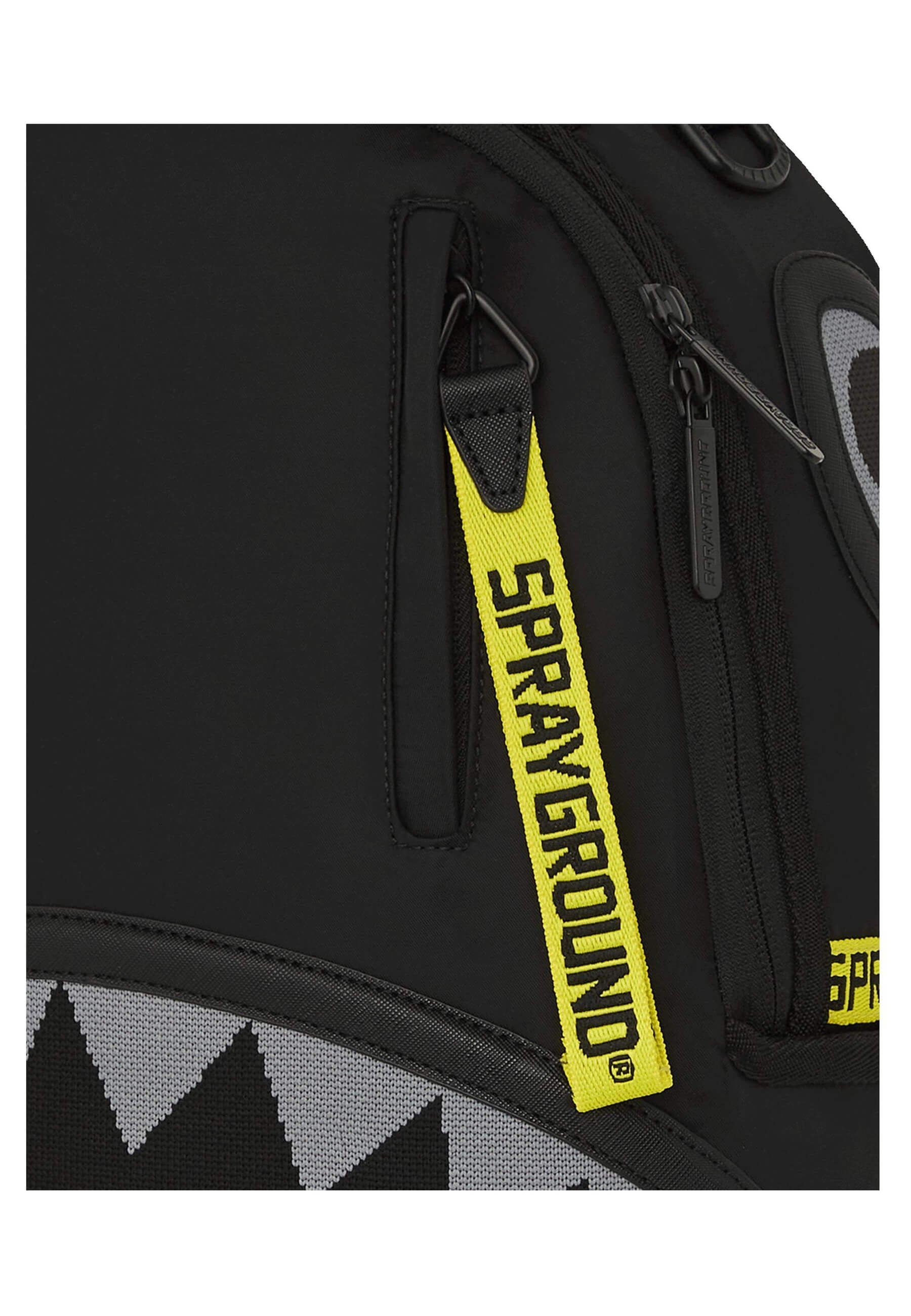 MOCHILA SPRAYGROUND NEGRA SHARK CENTRAL YELLOW TAPE DLX SATIN BACKPACK