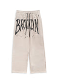 PANTALON GRIS BROOKLIN BRUSHED SCRIPT JOGGER PANT