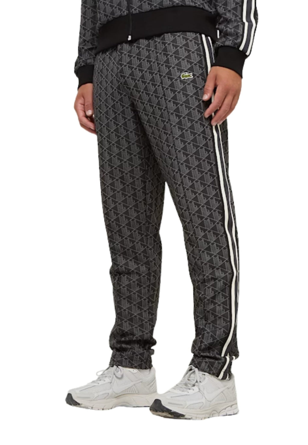 PANTALON LACOSTE NEGRO MONOGRAM TRACKPANT - AREA ZERO