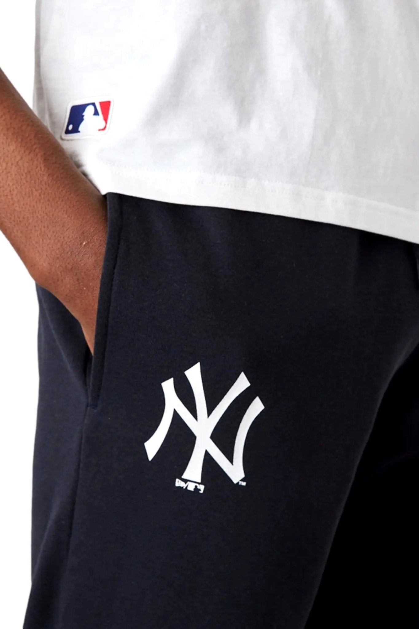 PANTALON NEW ERA MARINO MLB TEAM LOGO JOGGER NEYYAN - AREA ZERO