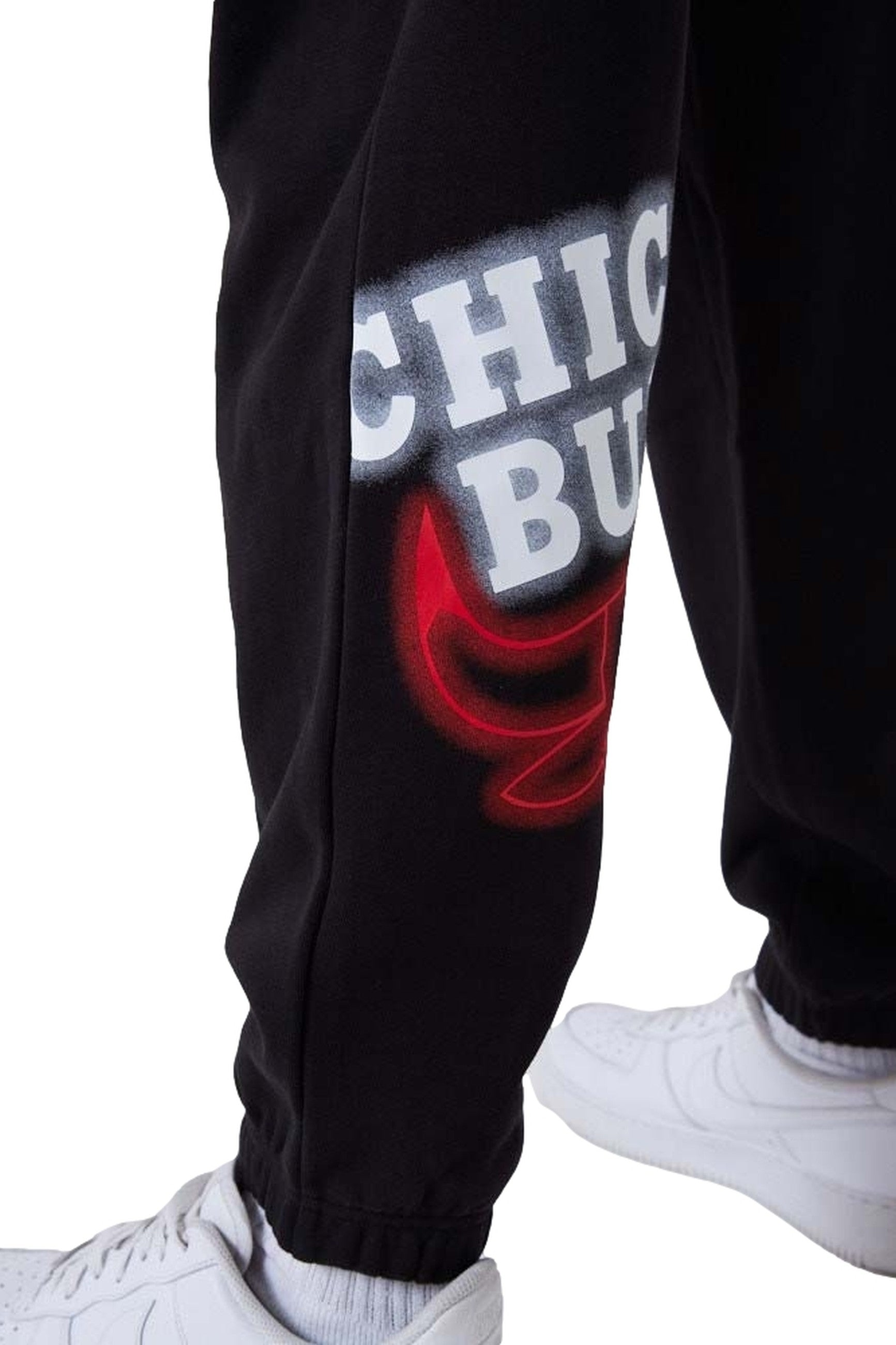 PANTALON NEW ERA NEGRO BULLS NBA NEON LOGO JOGGER CHIBUL