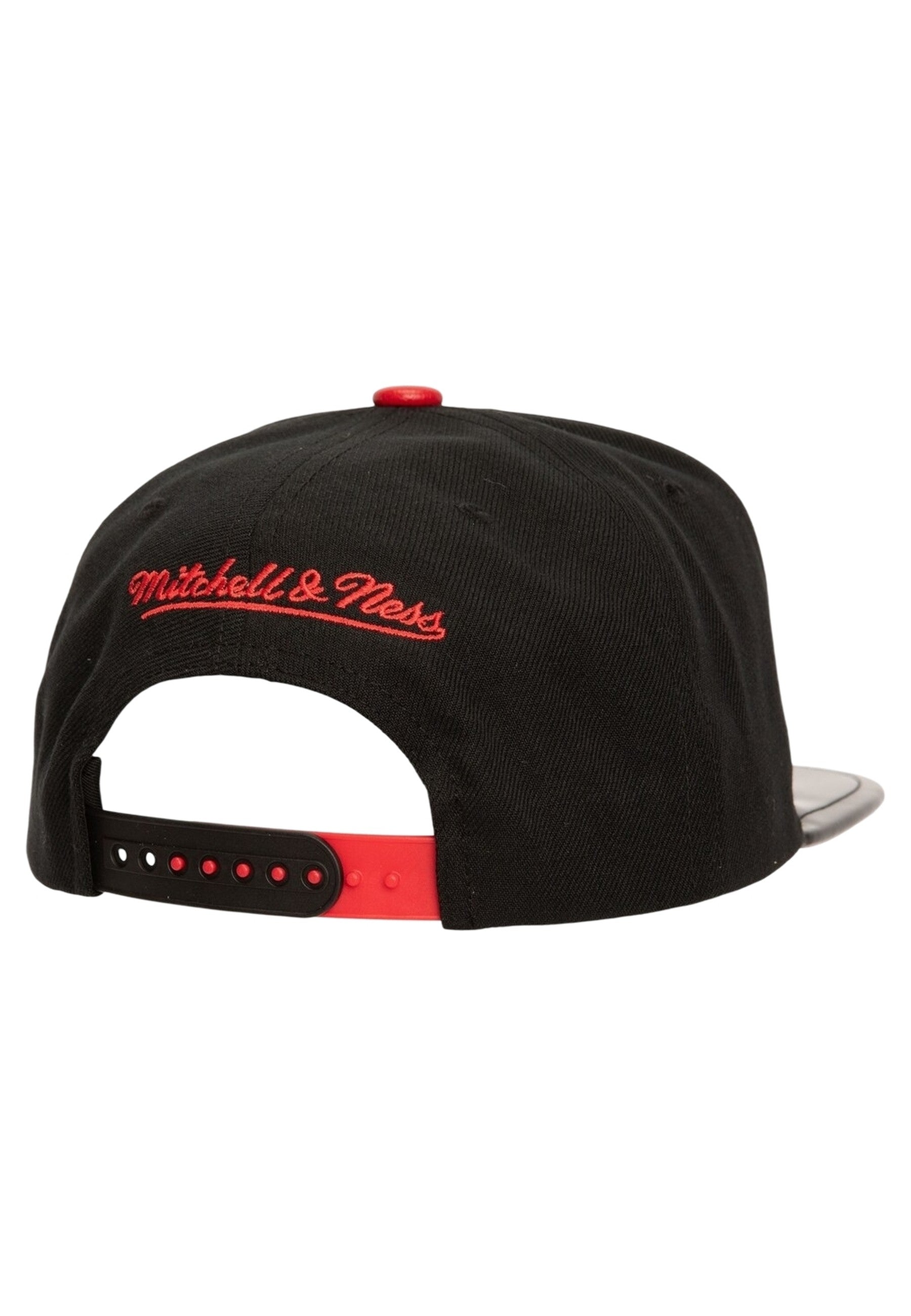 GORRA MITCHELL & NESS NEGRA/ROJA BULLS DAY 11 SNAPBACK