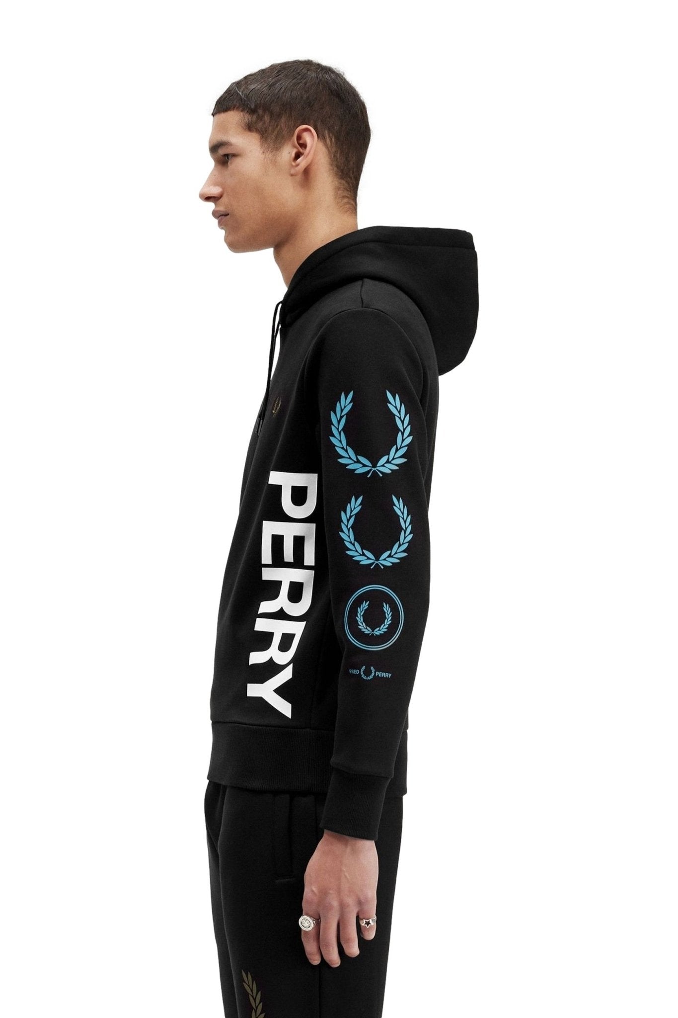 SUDADERA FRED PERY NEGRA GRAPHIC BRANDED HODDED SWEAT - AREA ZERO