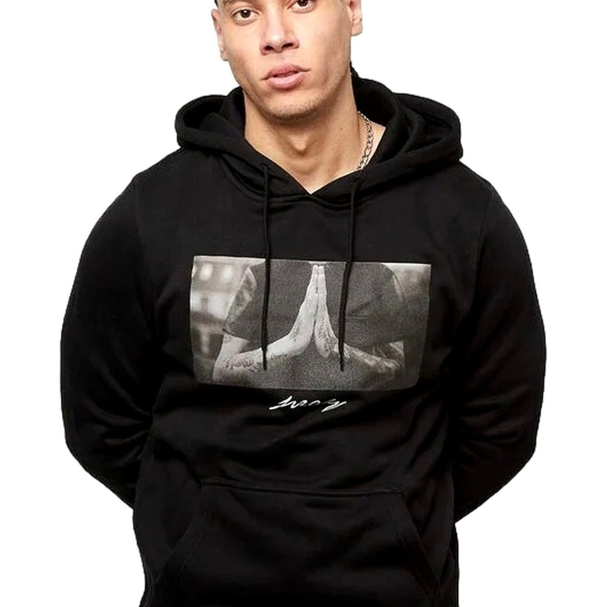 Comodidad y estilo: Sudadera negra Mister Tee con diseño Pray Hoodie