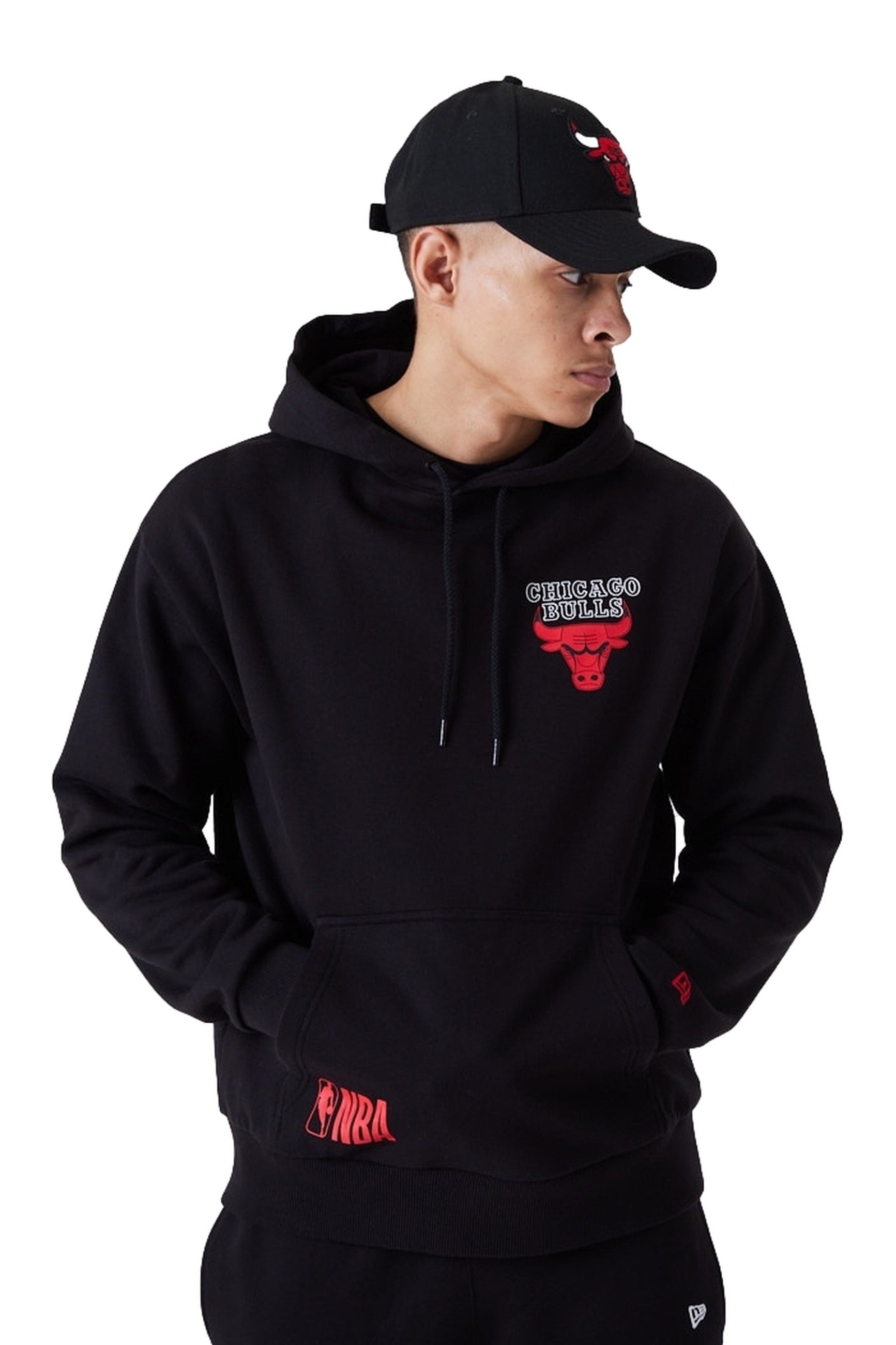 SUDADERA NEW ERA NEGRA BULLS HALF LOGO OVERSIZED HOODY CHIBUL