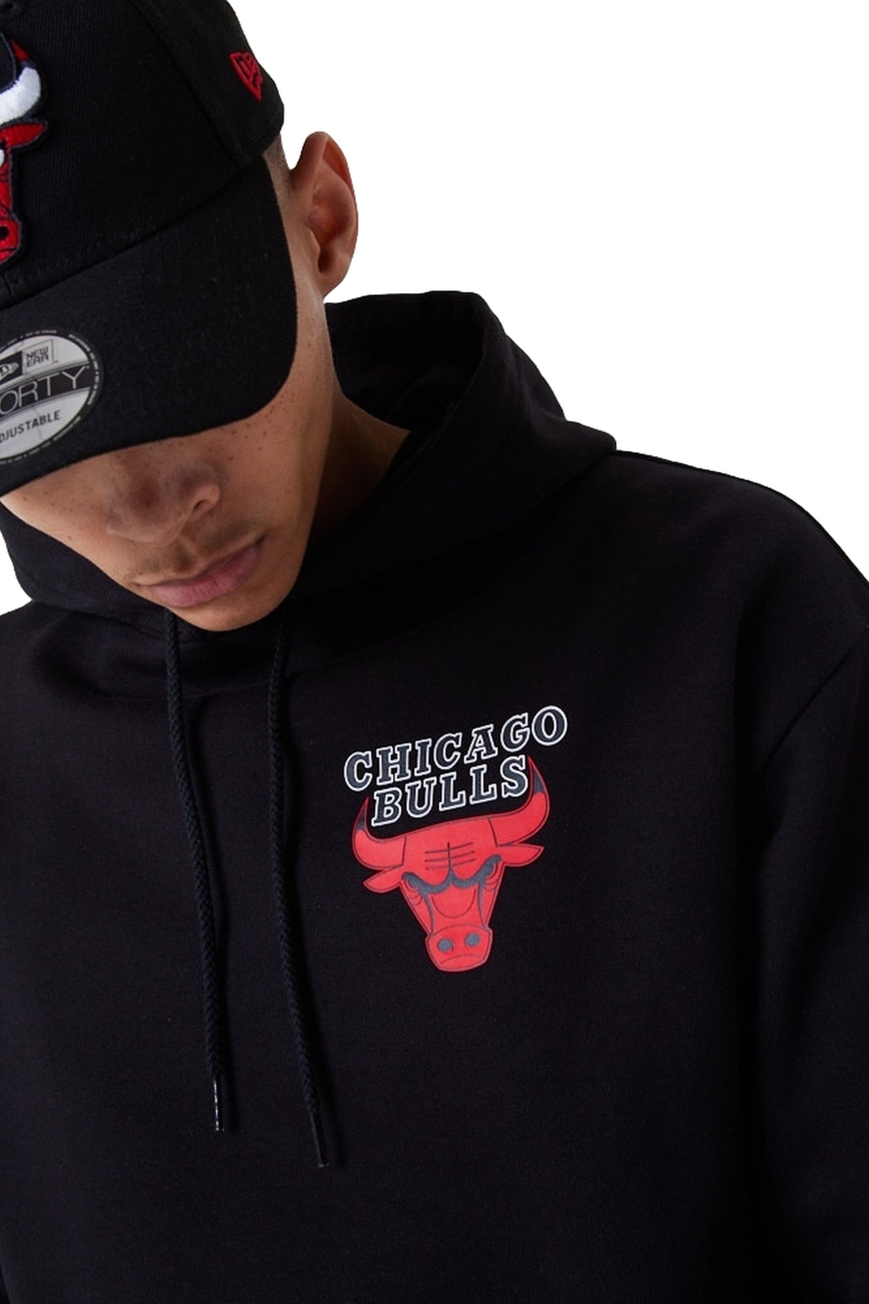 SUDADERA NEW ERA NEGRA BULLS HALF LOGO OVERSIZED HOODY CHIBUL