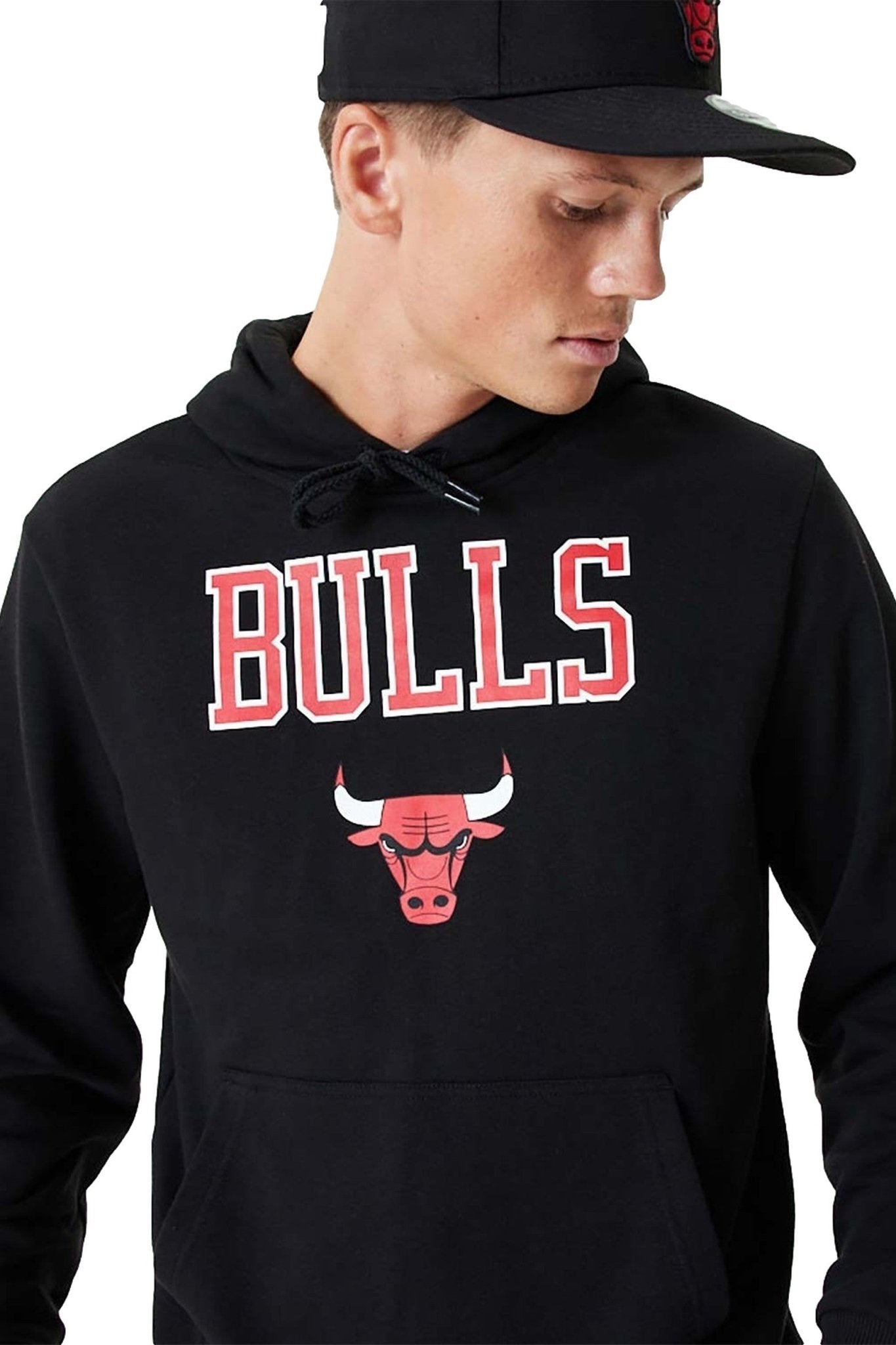 SUDADERA NEW ERA NEGRA BULLS TEAM LOGO HOODY - AREA ZERO