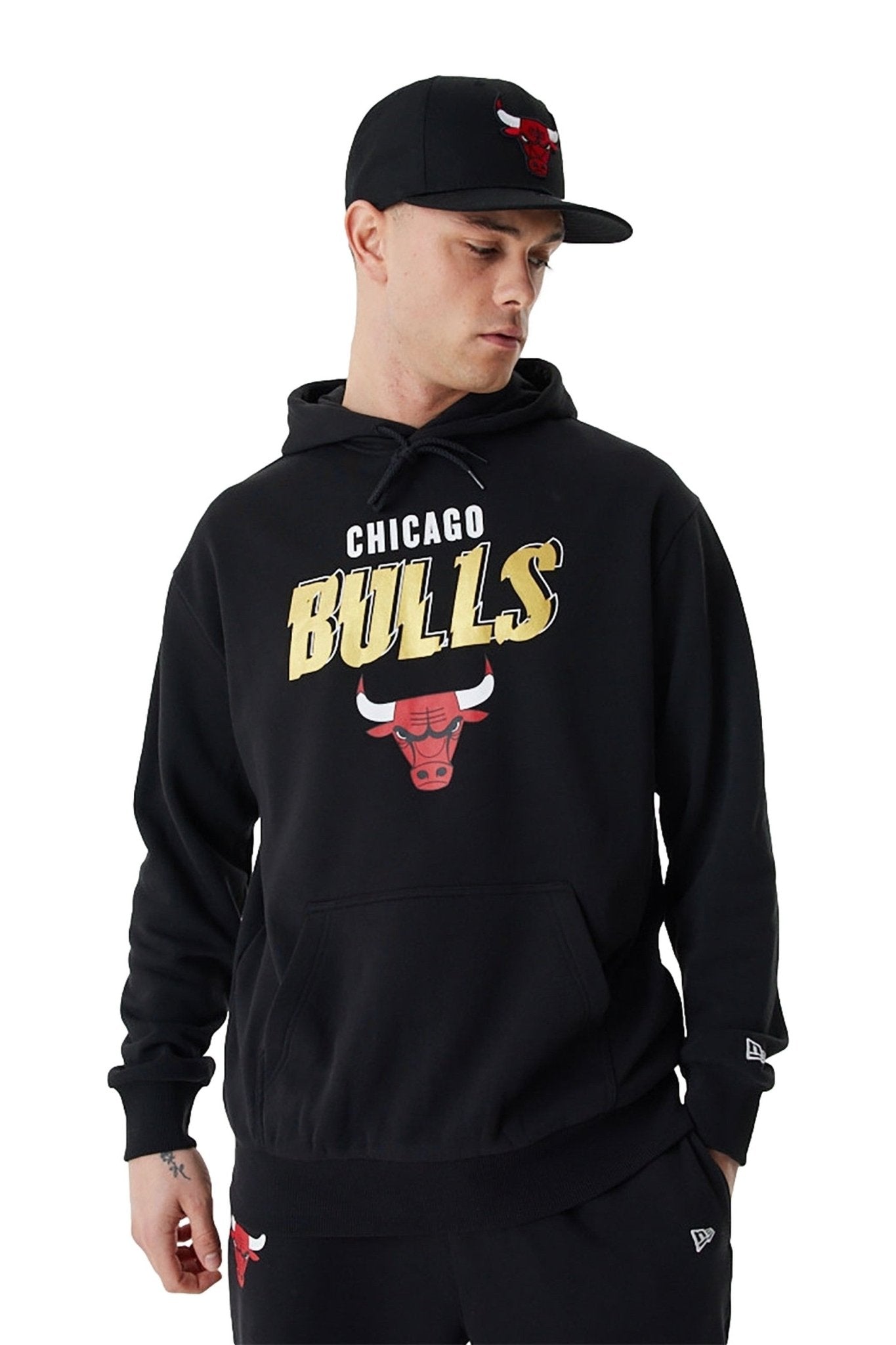 SUDADERA NEW ERA NEGRA BULLS TEAM SCRIPT OS HOODY CHIBUL - AREA ZERO