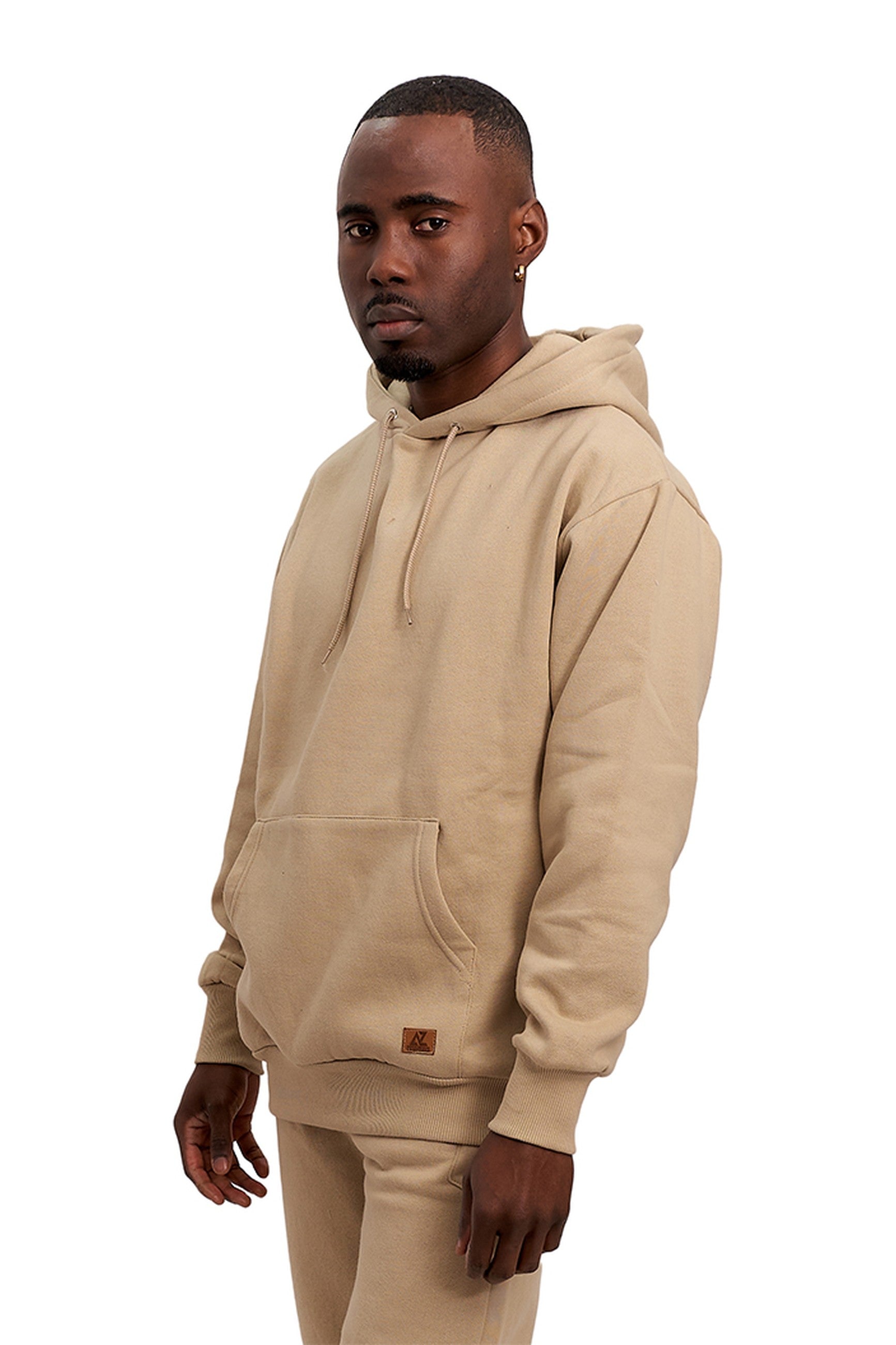SUDADERA TOSTADA AZ ESSENTIALS TAGGED POCKET HOODIE SAFARI